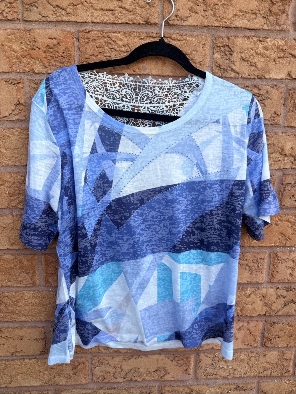💫10/$25 • Women's Blue Abstract Print Short Sleeve Top